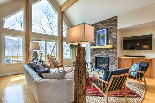 sala de estar con sofá y chimenea en Designer Home with Fire Pit about 70 Steps to Slopes!, en Wintergreen