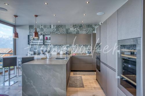 - une cuisine avec une grande île dans une chambre dans l'établissement Chalet Mage, à Combloux