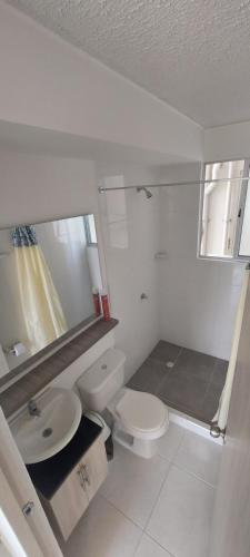 uma casa de banho branca com um WC e um lavatório em HERMOSO APARTAMENTO CON BALCON, 3 Alcobas, 2 baños em Cartagena das Índias