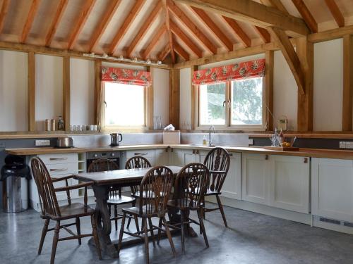 uma cozinha com uma mesa e cadeiras em Little Barn - Ukc2539 em Fordingbridge