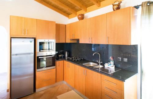 Virtuvė arba virtuvėlė apgyvendinimo įstaigoje Casa da Caixeira
