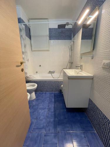 bagno con vasca, lavandino e servizi igienici di Carafe Apartment a Napoli