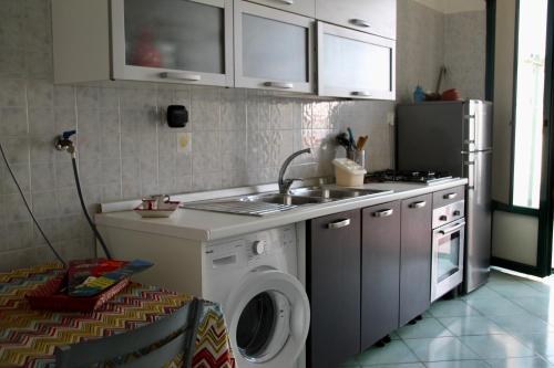 une cuisine avec une machine à laver et un évier dans l'établissement Casa vacanze ' TRA CIELO E MARE ', à Vietri