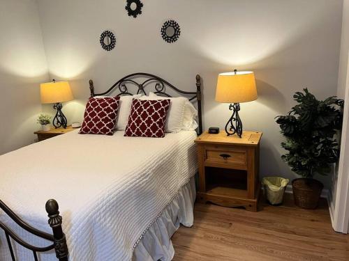 une chambre avec un lit avec des oreillers et deux lampes dans l'établissement Walkable Waxhaw, à Marvin