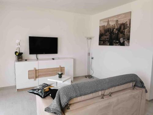 uma sala de estar com uma cama e uma televisão de ecrã plano em Apartment - Il Paradiso - where dreams come true em Valledoria