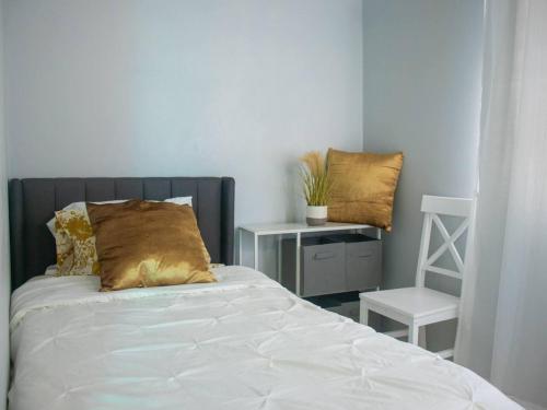 Ένα ή περισσότερα κρεβάτια σε δωμάτιο στο Apt 2 Stylish 2 bed cosy and comfortable