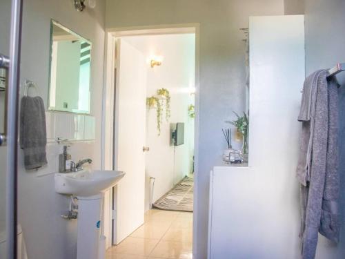 a bathroom with a sink and a mirror at Apt 2 Stylish 2 bed cosy and comfortable in Belmont