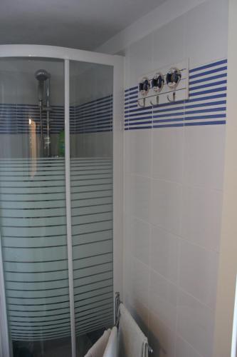 テルモリにあるCasa C&Cのバスルーム(シャワー、トイレ付)