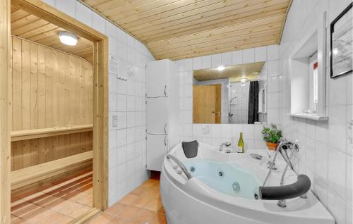 UlfborgにあるBeautiful Home In Ulfborg With 4 Bedrooms, Sauna And Wifiのバスルーム(バスタブ、シンク付)