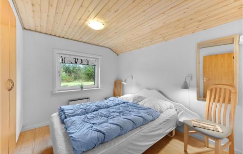 UlfborgにあるBeautiful Home In Ulfborg With 4 Bedrooms, Sauna And Wifiのベッドルーム1室(ベッド1台、窓、椅子付)