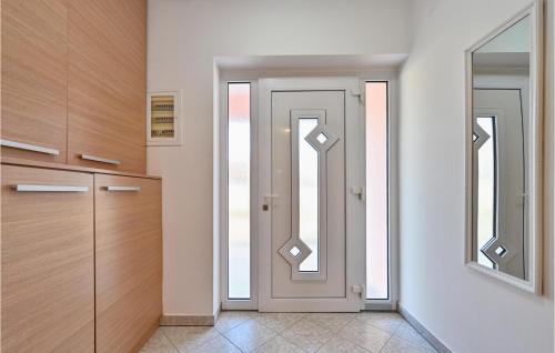 a kitchen with a door with a mirror at Stunning Home In Senkovec With Sauna in Slakovec