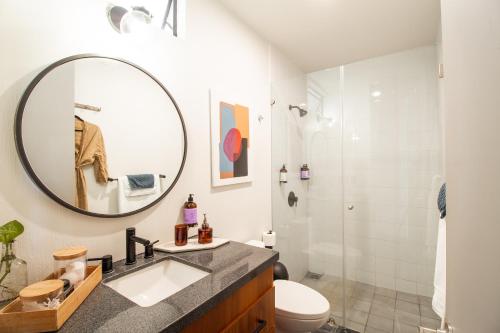 a bathroom with a sink and a mirror at Loft con Terraza privada, vista al Expiatorio in Guadalajara