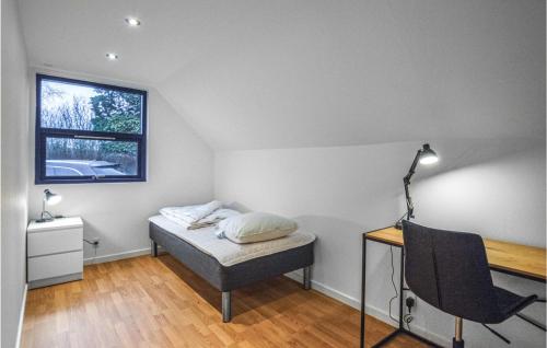 スラーエルセにあるAmazing Home In Slagelse With 3 Bedrooms And Wifiのベッドルーム1室(ベッド1台、デスク、窓付)