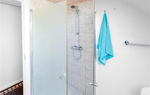 スラーエルセにあるAmazing Home In Slagelse With 3 Bedrooms And Wifiのバスルーム(シャワー、青いタオル付)