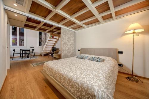 ein Schlafzimmer mit einem Bett und ein Wohnzimmer in der Unterkunft Angels' Loft in Venedig