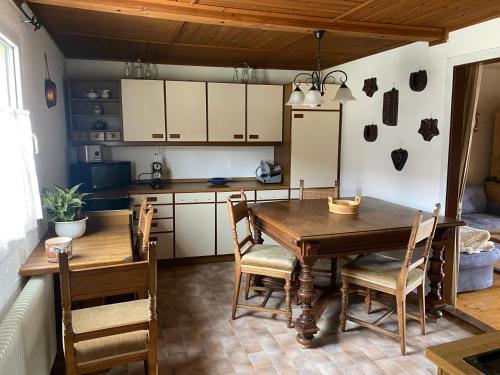 uma cozinha com uma mesa e cadeiras e um frigorífico em Rossatz 69 em Rossatz