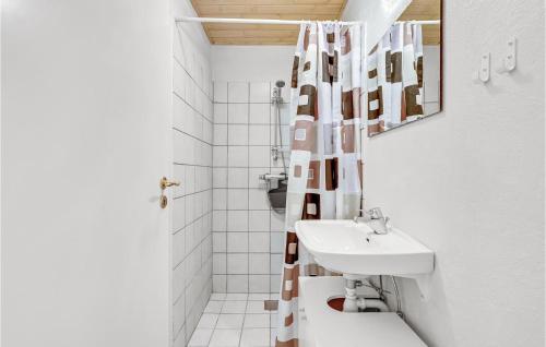 Koupelna v ubytování Beautiful Apartment In Stryn With Kitchen