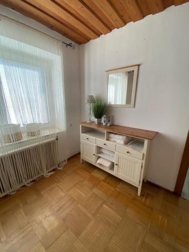 um quarto com uma cómoda com um espelho e uma janela em Rossatz 69 em Rossatz