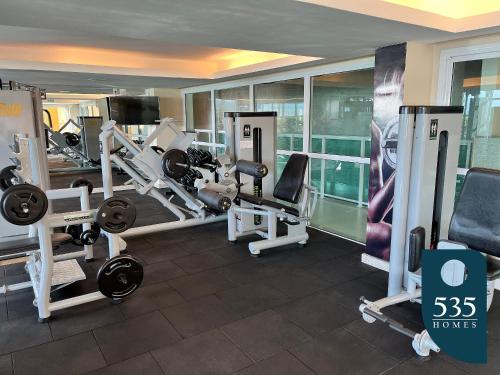 Amplo Quarto e Sala Vista Baía de Todos os Santosにあるフィットネスセンターまたはフィットネス設備