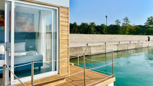 a house on a boat in the water at Marina Uno Floating Resort in Lignano Sabbiadoro