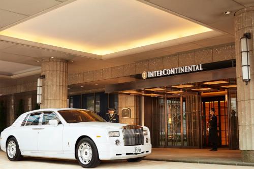 a white car parked in front of a building at InterContinental Tokyo Bay, an IHG Hotel in Tokyo