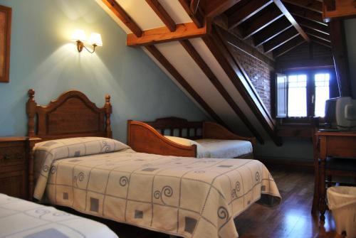 En eller flere senger på et rom på La Becada de Buelna