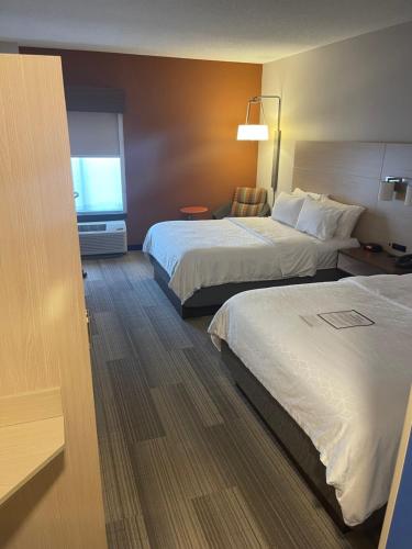 Ein Bett oder Betten in einem Zimmer der Unterkunft Holiday Inn Express Cedar Rapids - Collins Road by IHG
