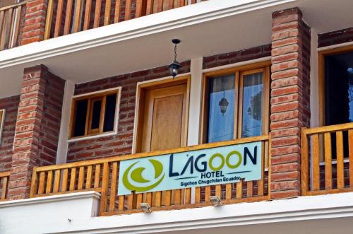 uma varanda de um edifício com uma placa de hotel Lincoln em Lagoon Hotel Chugchilan em Chugchilán