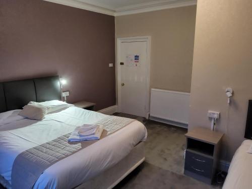 Ένα ή περισσότερα κρεβάτια σε δωμάτιο στο The Avenue Hotel