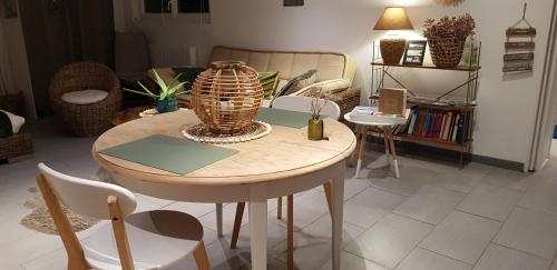 ein Zimmer mit einem Tisch und Stühlen im Wohnzimmer in der Unterkunft Le 1044 in Le Crotoy
