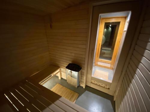 uma vista interior de uma sauna com uma lata de lixo em FamilyFitHouse em Bystrzyca