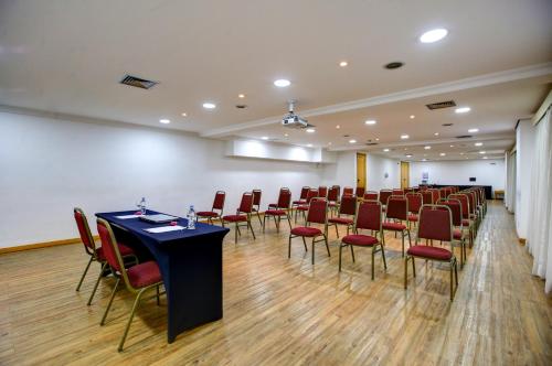 a conference room with chairs and a table in the middle at Hampton Park São Paulo Jardins in Sao Paulo