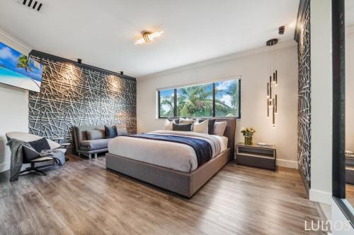 Un dormitorio con una cama, un sofá y una silla. en Luxury Beach Oasis - Heated Pool, Game Extravaganza L44, en Miami