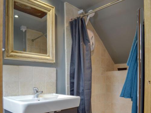 uma casa de banho com um lavatório e um espelho em Fishermans Lodge em Highpeak Junction