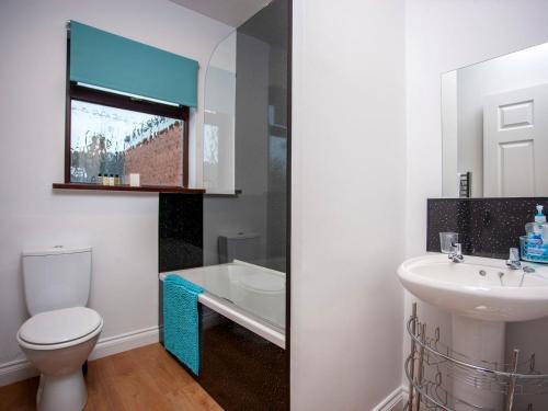 uma casa de banho com um WC, um lavatório e uma banheira em Freville Cottage em Shildon