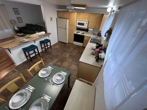 Η κουζίνα ή μικρή κουζίνα στο Spacious, Cal King Bed, Sleeps 6, Full Kitchen