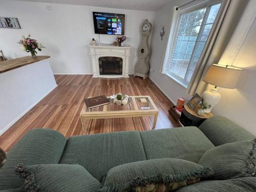 Μια τηλεόραση ή/και κέντρο ψυχαγωγίας στο Spacious, Cal King Bed, Sleeps 6, Full Kitchen