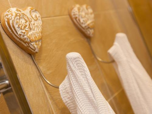 una ducha con toallas blancas en una estantería de cristal en Far Cliffs, en St Ives