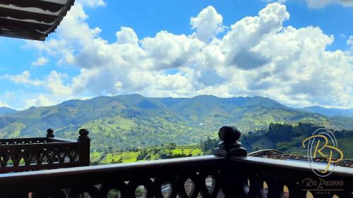 Pemandangan gunung umum atau pemandangan gunung yang diambil dari hotel