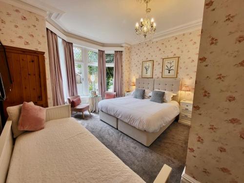 een slaapkamer met een bed, een stoel en een raam bij Georges Place in York
