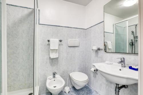 y baño con lavabo, aseo y ducha. en ASSO RESIDENCE STAZIONE, en Terni