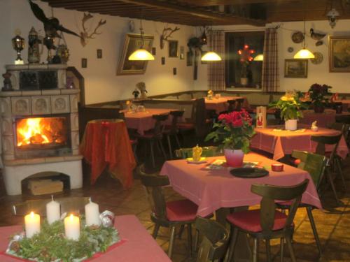 Majoituspaikan Berggasthof Oberkälberstein ravintola tai vastaava paikka