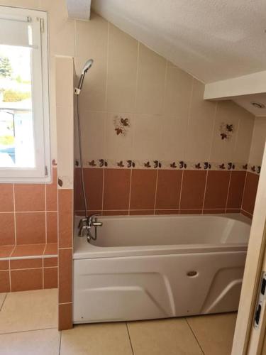 une salle de bain avec baignoire dans une chambre dans l'établissement Appartement - Cluses, à Cluses