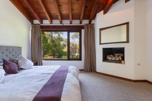 a bedroom with a large bed and a large window at Casa Ficus, serviced Luxury Villa with pool&tennis in Valle de Bravo