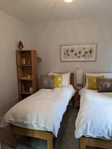 two beds sitting next to each other in a room at Former Romsey Brewery House in Romsey