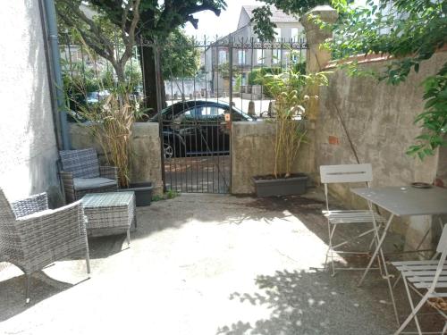 阿讓的住宿－Studio Centre Ville Sacre Coeur，一个带桌椅的庭院和围栏