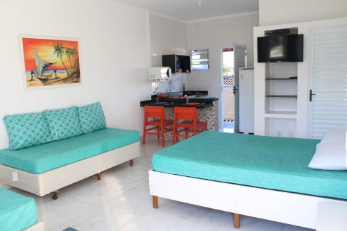 Habitación con 2 camas y cocina. en Kitnet Maitinga en Bertioga