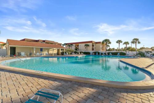 einen Pool in einem Resort mit Stühlen in der Unterkunft 3118 Near Ocean 1st Floor SE in Saint Augustine Beach