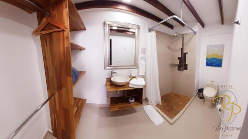 Bilik mandi di Hotel Rio Piedras