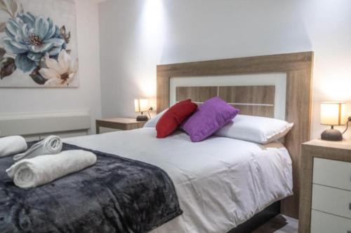 ein Schlafzimmer mit einem großen Bett mit Kissen darauf in der Unterkunft Brisa Marinera Grupo AC Gestion in Cádiz